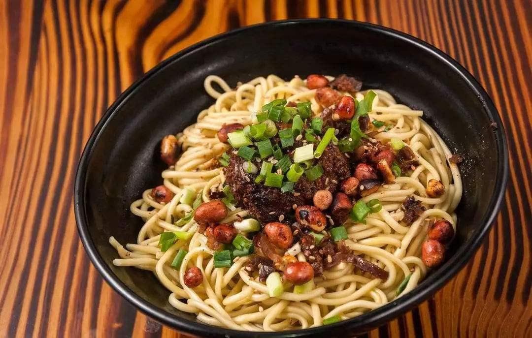 Wuhan Hot Dry Noodles | A bowl of sesame-scented noodles, savoring the most authentic breakfast in Wuhan.