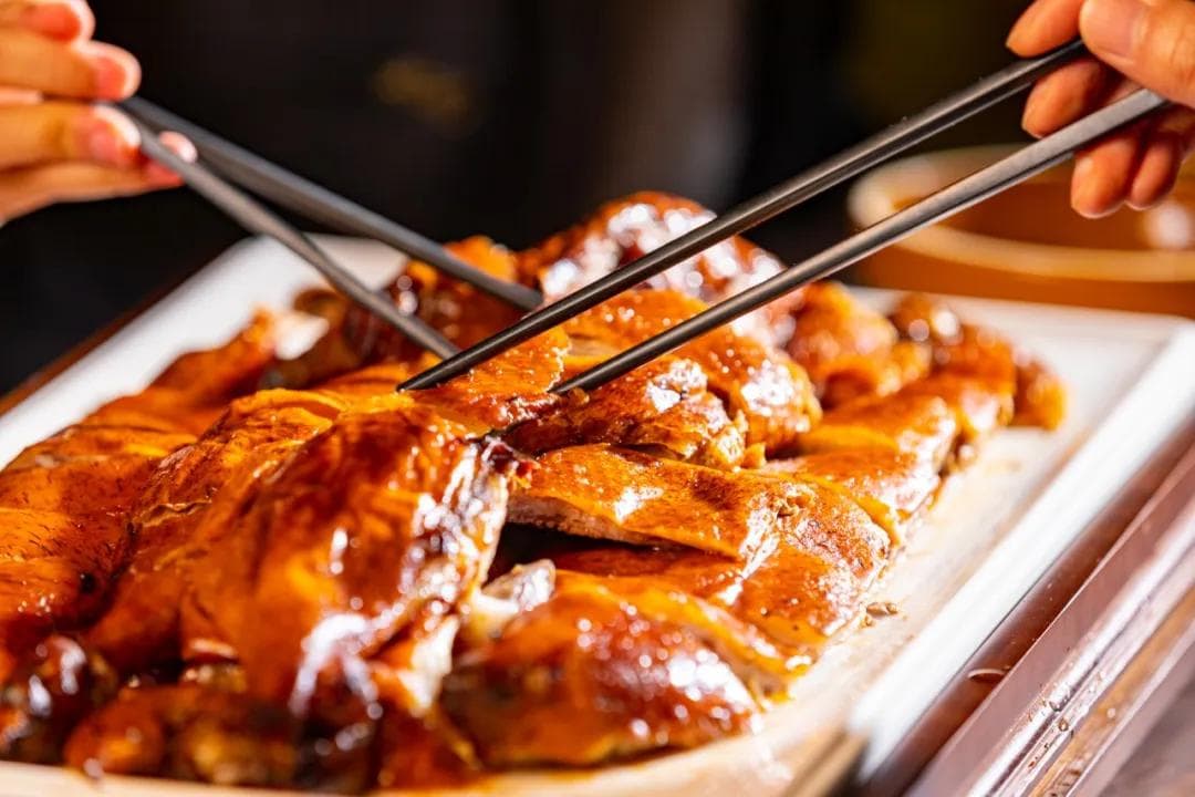 Cantonese Roast Goose: Crispy skin and tender meat, savor the classic legend of Lingnan roast meat.